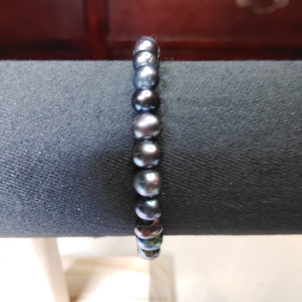 Real Peacock Pearl Stretch Bracelet – Iridescent Freshwater Pearls - Picture 3 of 7